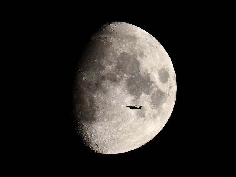 Flieger vor dem Mond