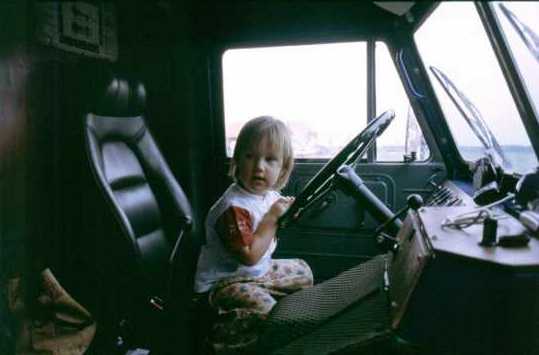 Kind am Steuer Unimog